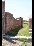 05928 ostia - regio iii - insula vii - domus fulminata (iii,vii,3-4) - raum (5) - decumanus maximus - eingang - bli ri westen - 06-2024.jpg